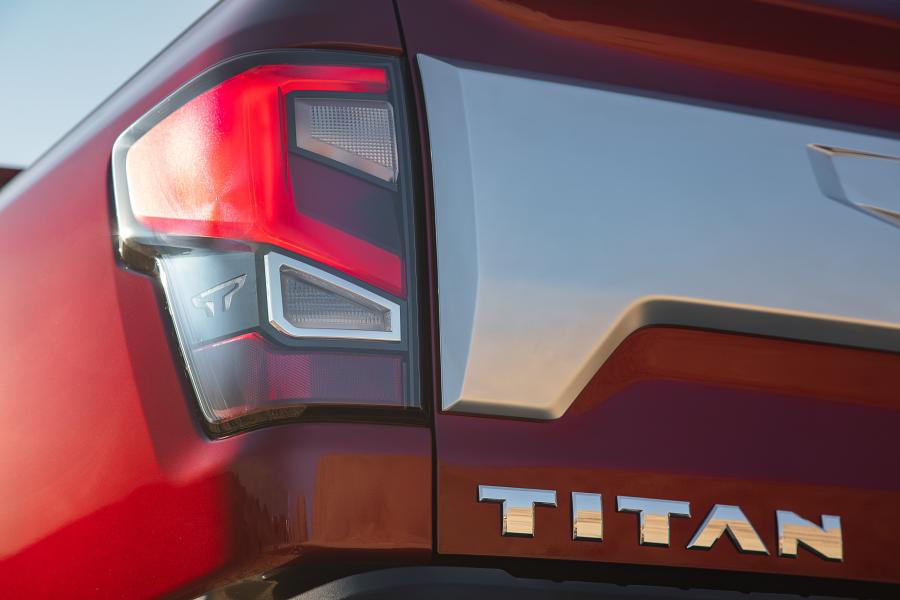 Детали экстерьера Nissan Titan Platinum Reserve Crew Cab 2019 года  (фото 35 из 35)